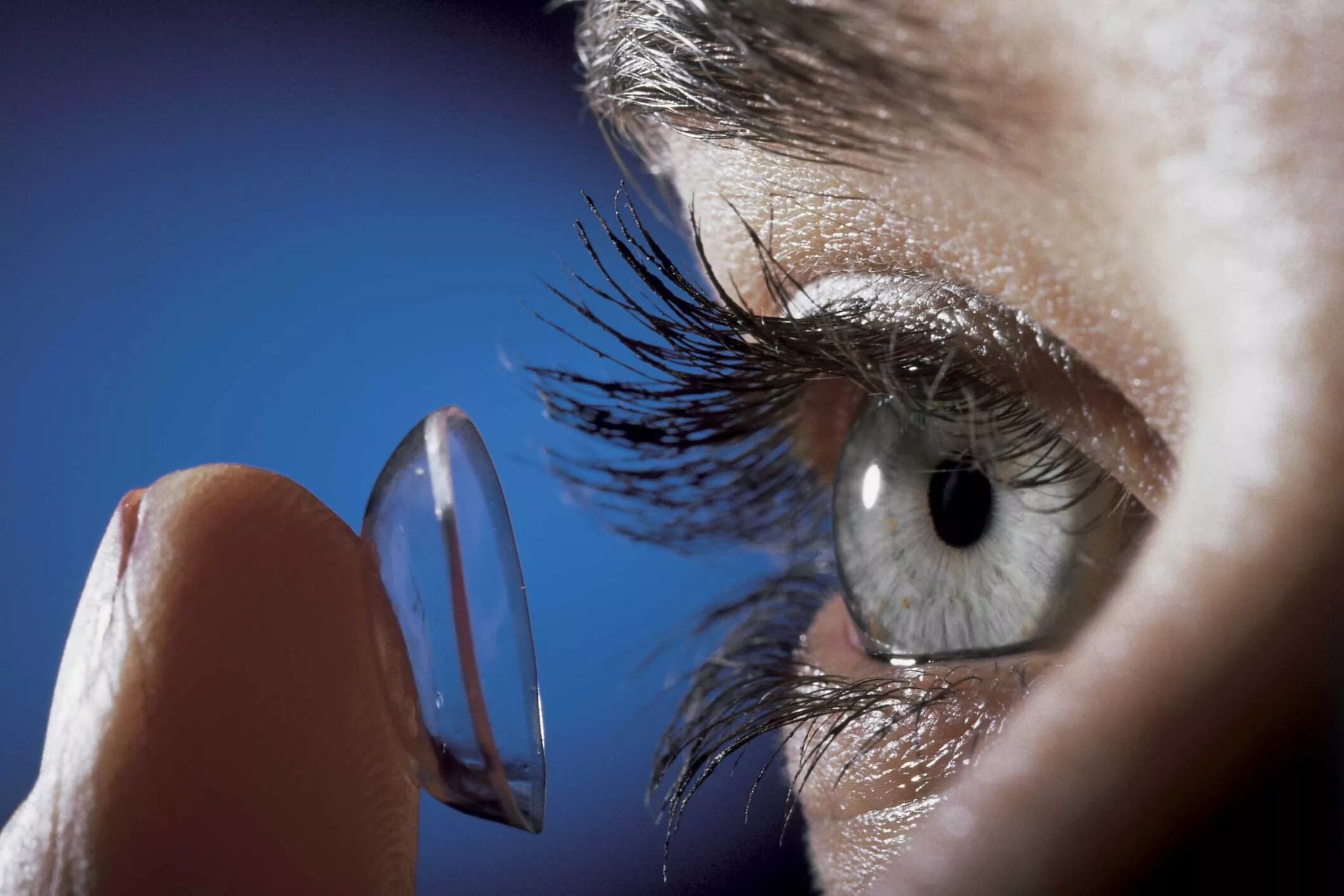 Как можно скорректировать зрение при помощи линз. Контактные линзы. Контактные линзы для глаз. Оптические линзы для глаз. Жесткие контактные линзы для коррекции зрения.