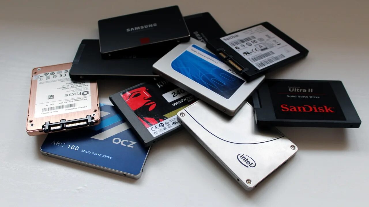 Ssd накопитель емкость. Твердотельный накопитель. SSD диск. Жесткие диски и SSD много. Твердотельный накопитель SSD.