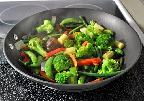 Fry vegetables. Овощной стир Фрай. Овощи вок заморозка. Замороженные овощи Азиатски с соусом и базиликом.
