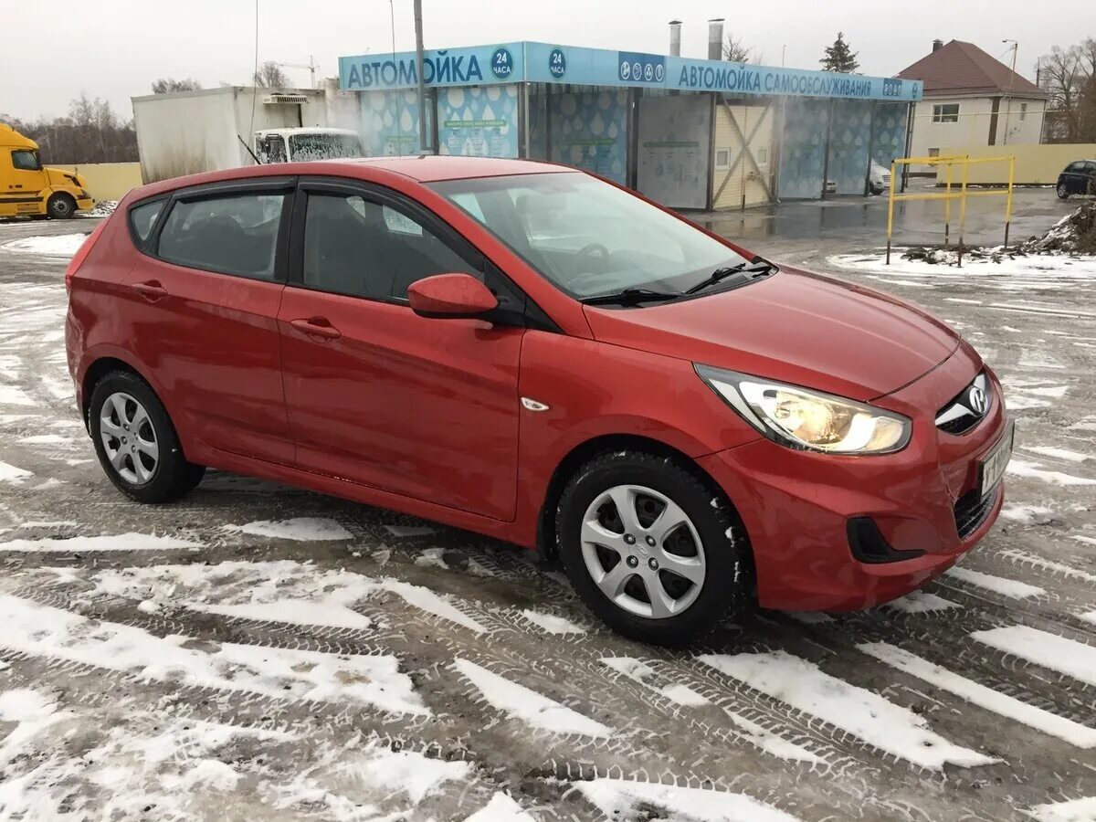 Кросс хетчбэка solaris krx. Красный Hyundai Solaris 2011. Хендай Солярис красный 2011. Hyundai Solaris 2011 Hatchback. Хендай Солярис хэтчбек 2011 красный.