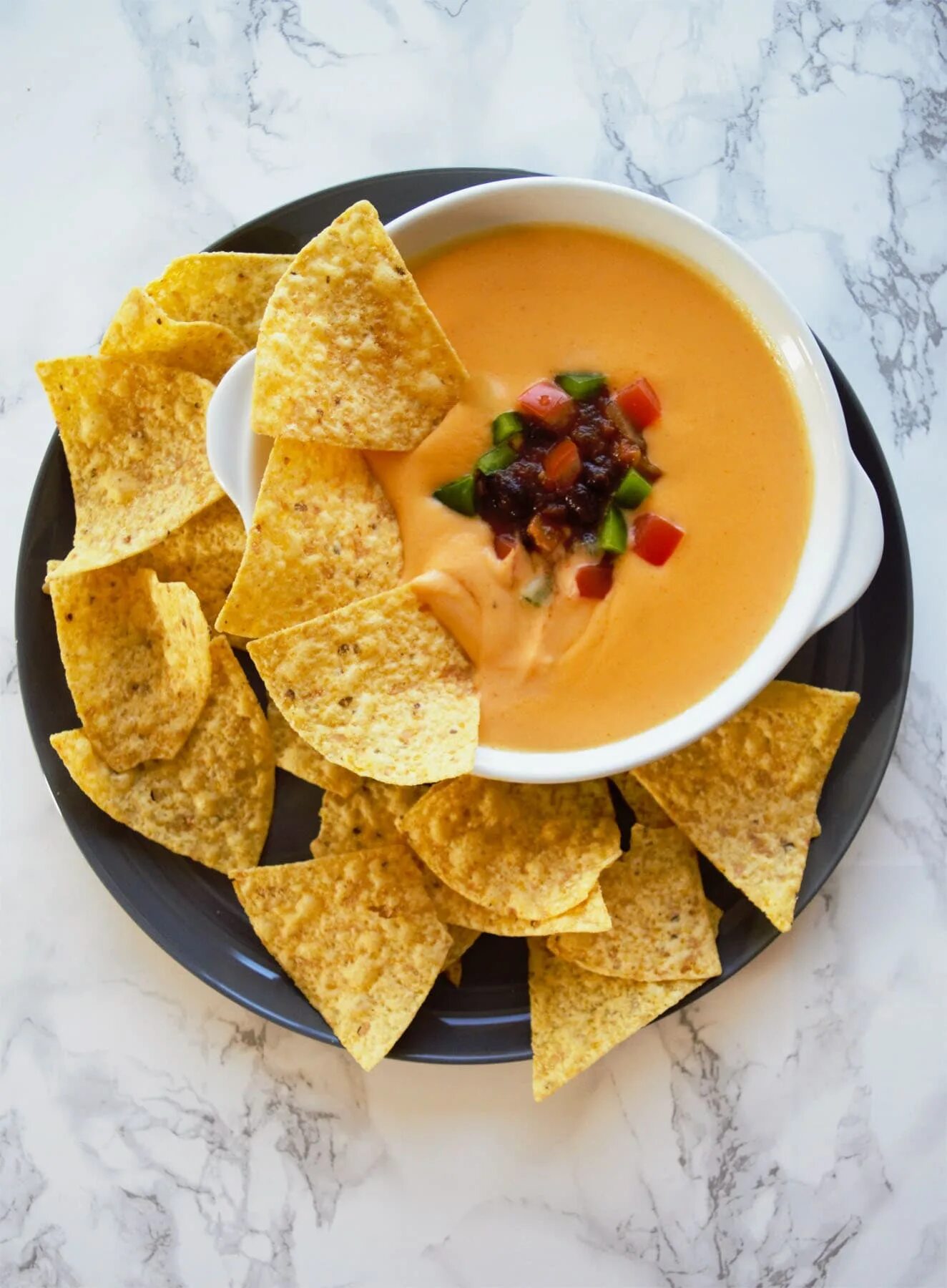 Nacho cheese. Nachos с сырным соусом. Чеддер соус с начос. Сырный соус для начос. Сырный соус для начос.