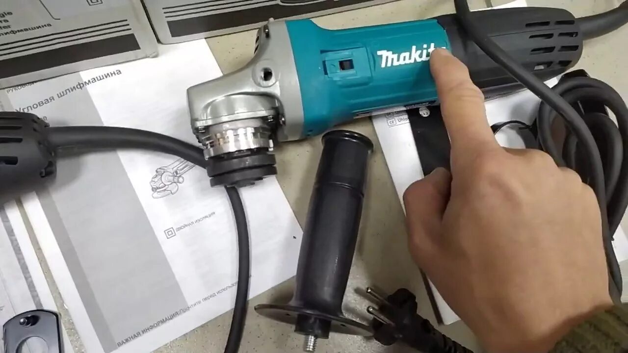 Как отличить макиту оригинал. Makita 9227cb. Шлифмашина Makita ga 5030. Болгарка Makita 9558 HN.