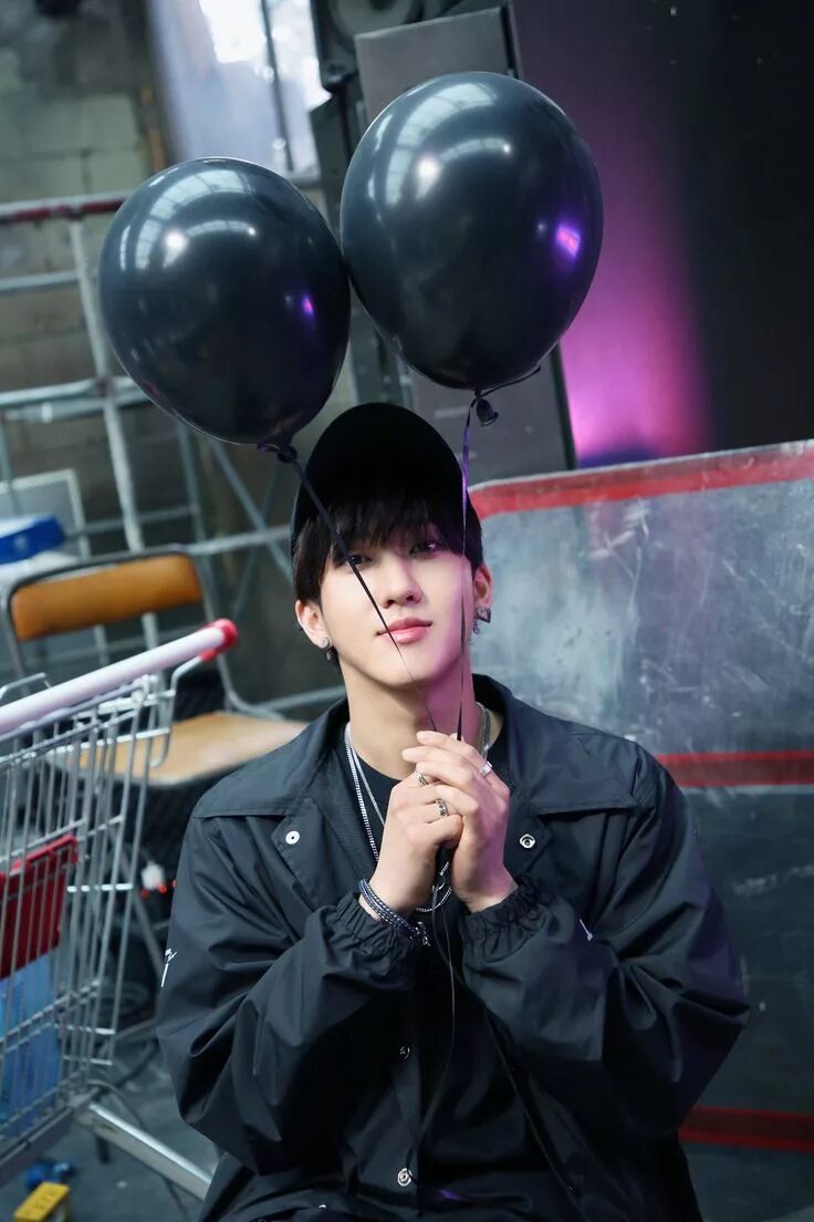 Чанбин лицо. Чанбин из stray kids. Чан бин день рождения. Чанбин из ani. Stray kids changbin.