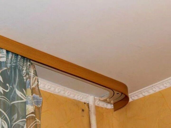 Как повесить потолочную. Потолочные гардины трубы. Потолочная гардина на натяжной потолок. Потолочный карниз для натяжных потолков. Потолочная гардина на стене со шторой.