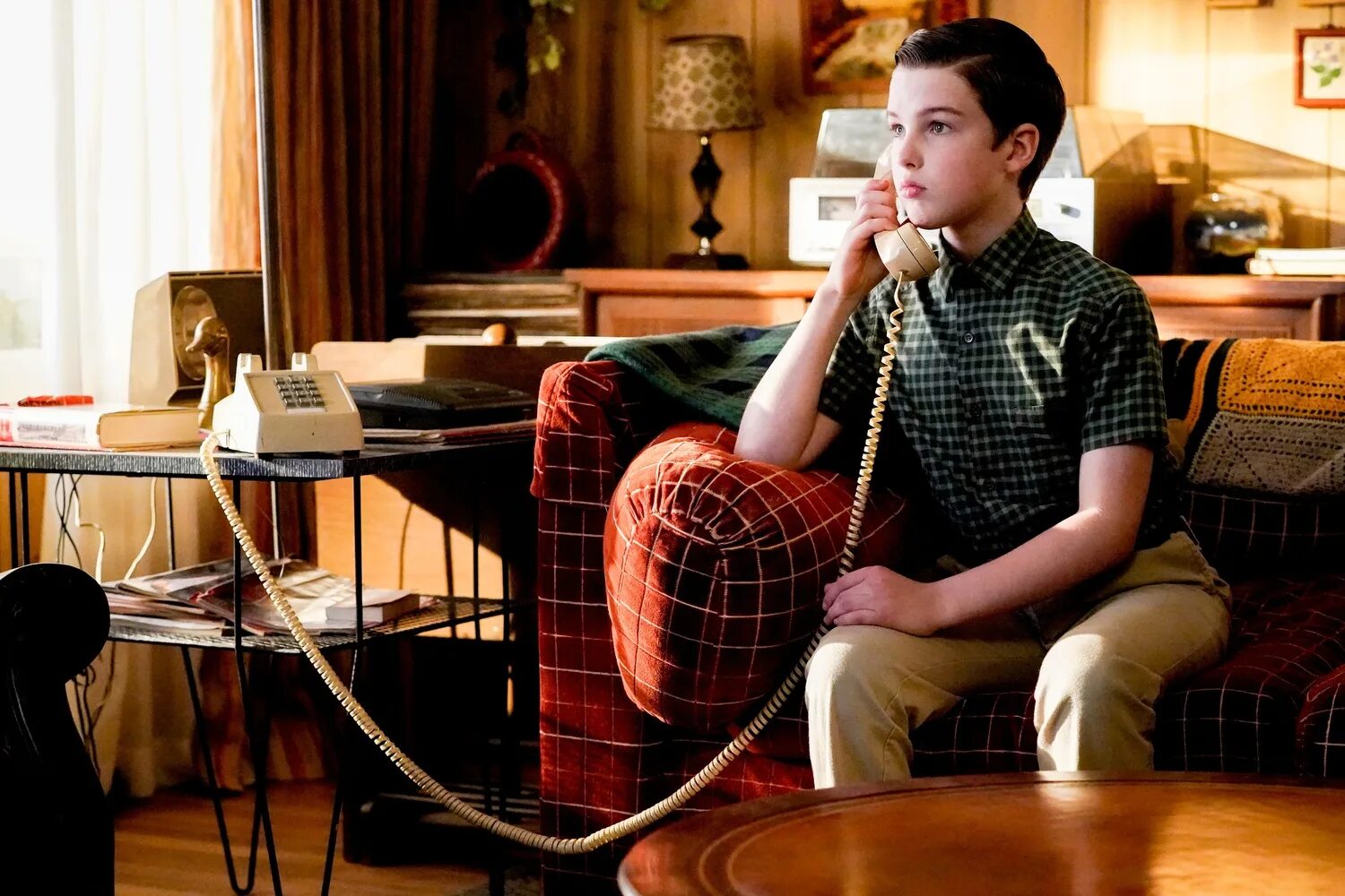 Кирнан шипка детство шелдона. Шелдон 2021. Иэн армитедж 2022. Шелдон кубик в кубе. Джим парсонс в детстве шелдона.