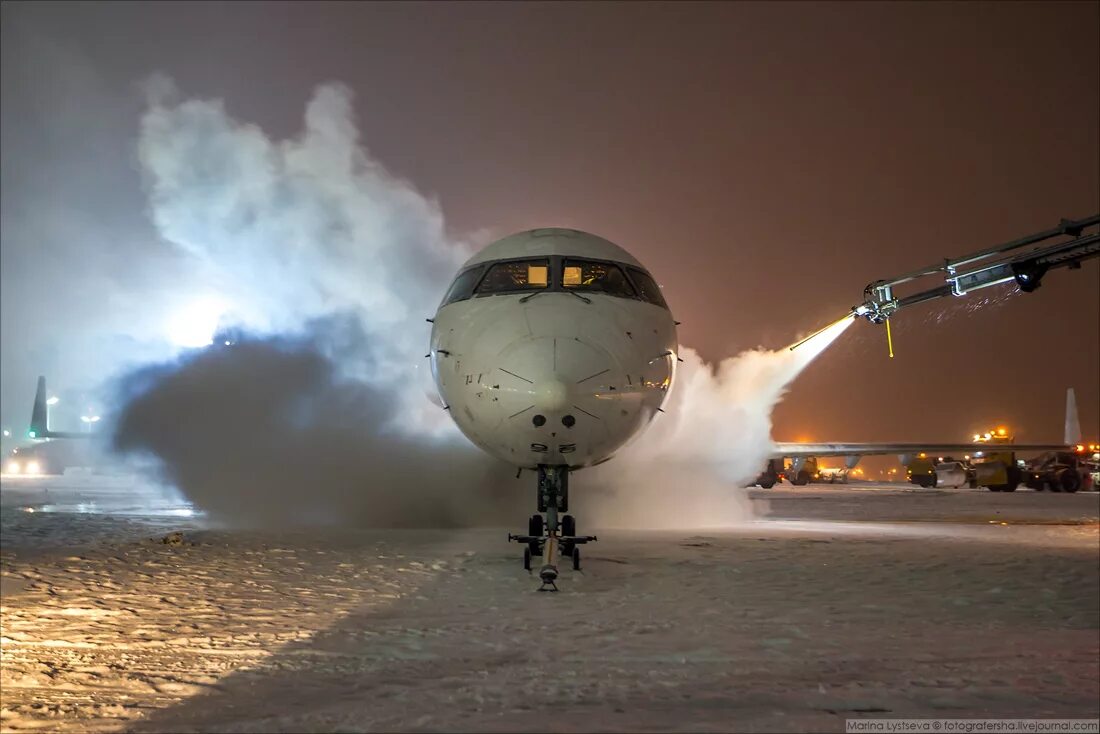 Обледенение самолета. Макс флайт противообледенительная жидкость. Антиобледенительная обработка самолетов. Противообледенительная машина пм-гейзер-элемент. Противообледенительная жидкость для самолетов.