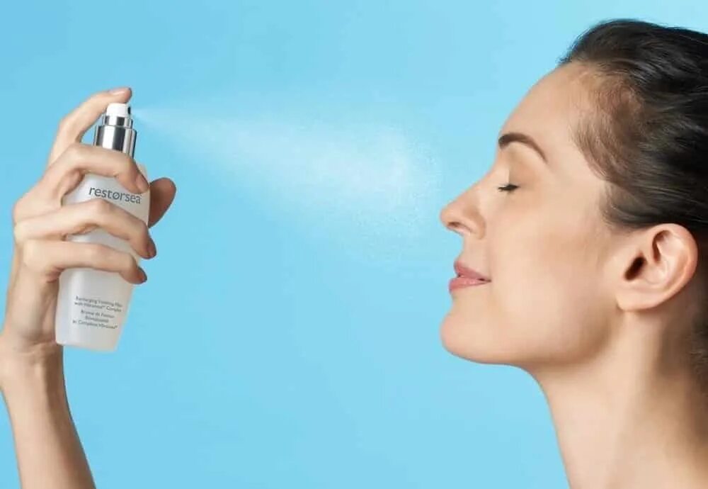 Спрей для лица рекламирует бородина. Спрей для лица девушка. Девушка распыляет на лицо. Спрей для лица. Спрей для лица.