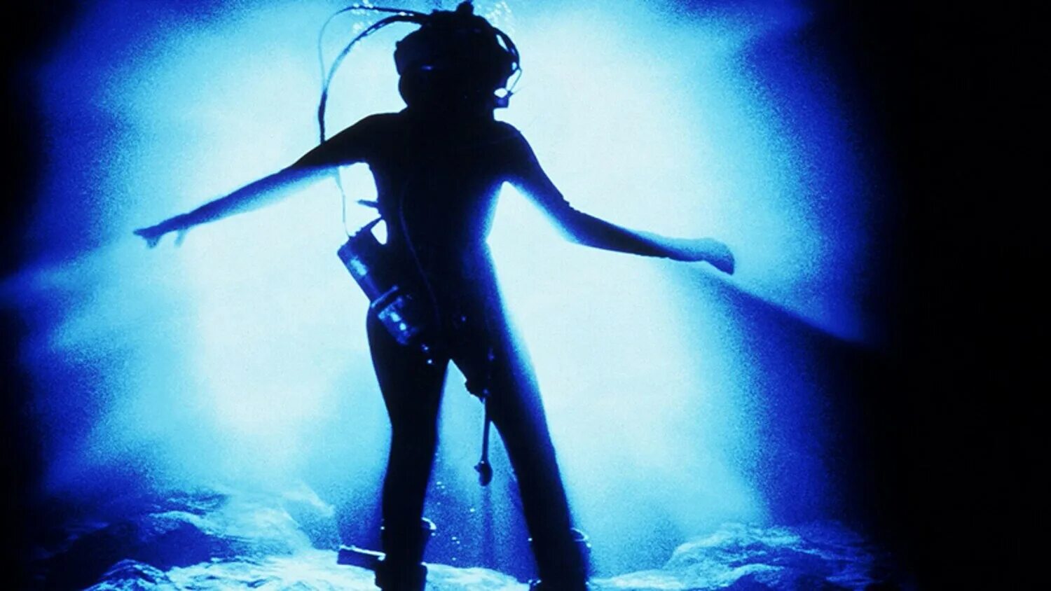 Бездна сюжет. Бездна кэмерон. Мэнди мур синяя бездна. Бездна сюжет. Кэмерон бездна 1989.