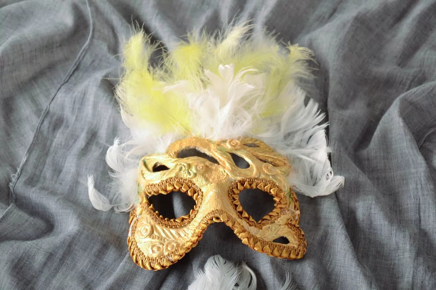 Маскарадная маска. Карнавальная маска из папье маше. Карнавальная маска лицо. Новогодние маски. Маска своими руками из папье