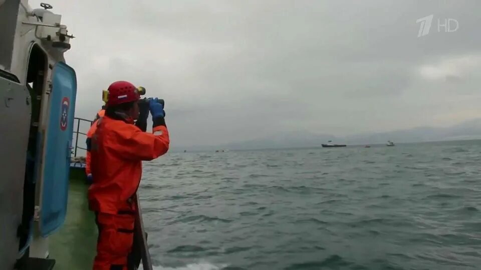 Нашли потерявшегося в море. Мчс на море. Утонувшая девочка на озере иссык куль. Шторм на белом озере вологодская область. Мальчишки на море.