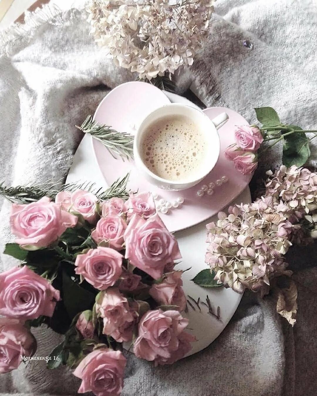 Картинка доброе утро с кофе и цветами. Кофе и цветы. Кофе цветы утро стильные. Кофе и цветы красивая композиция. Кофе с цветочком.