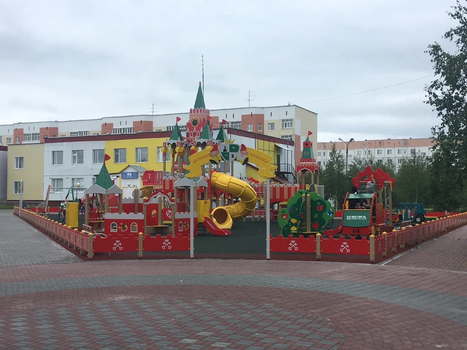 Сквер Покачи. Детская площадка в городе Покачи. Парк город Покачи. Покачи Ханты-Мансийский автономный. Покачи контакт