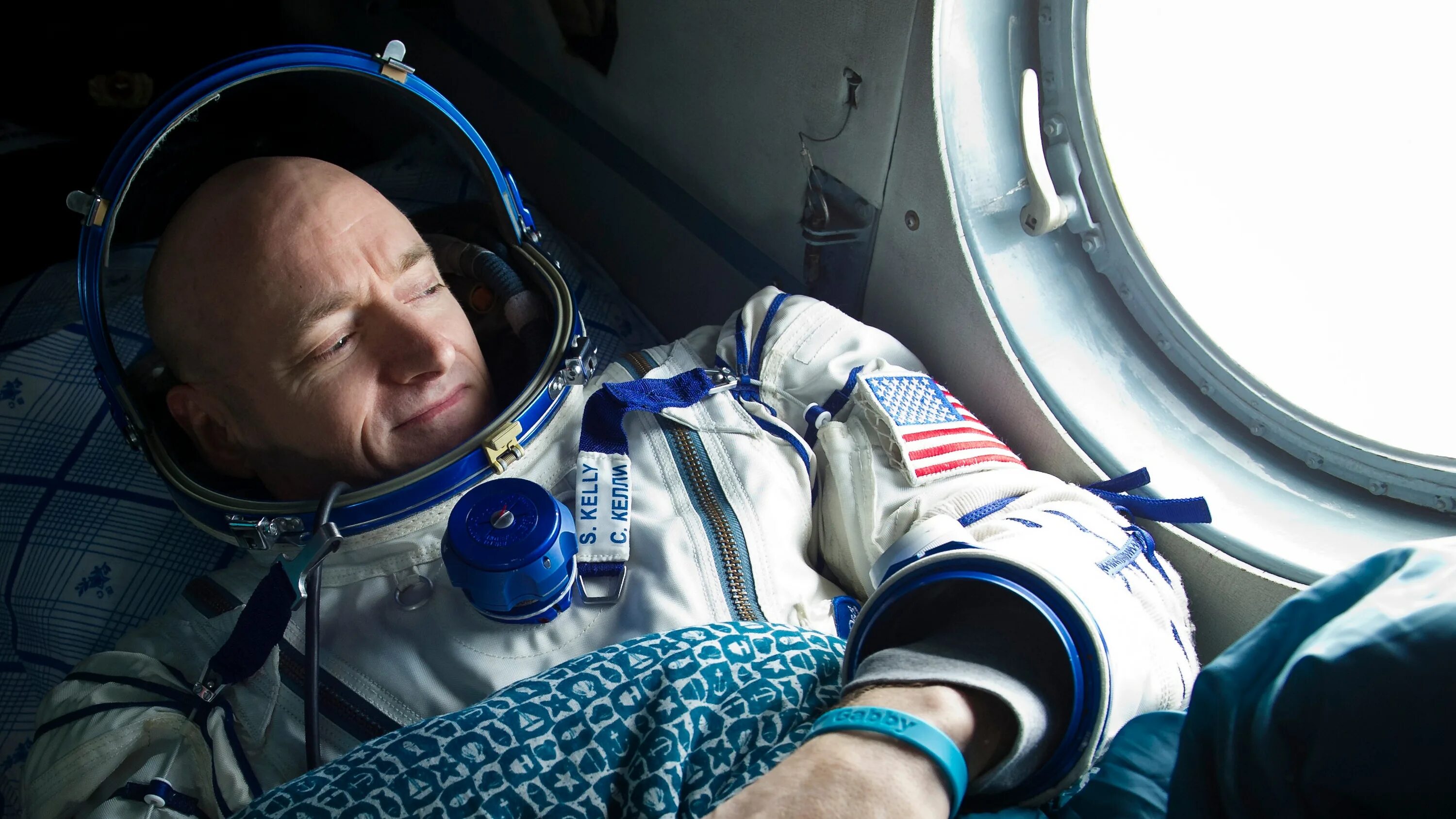 1 космонавт который полетел в космос. Астронавт тингл Скотт. Scott Kelly Astronaut. Человек в космосе.