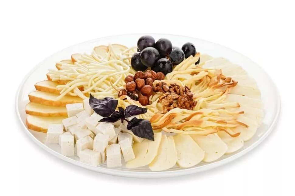 сырное ассорти. сырная тарелка с виноградом и орехами. сырная тарелка. сырное ассорти. сырная тарелка с виноградом.