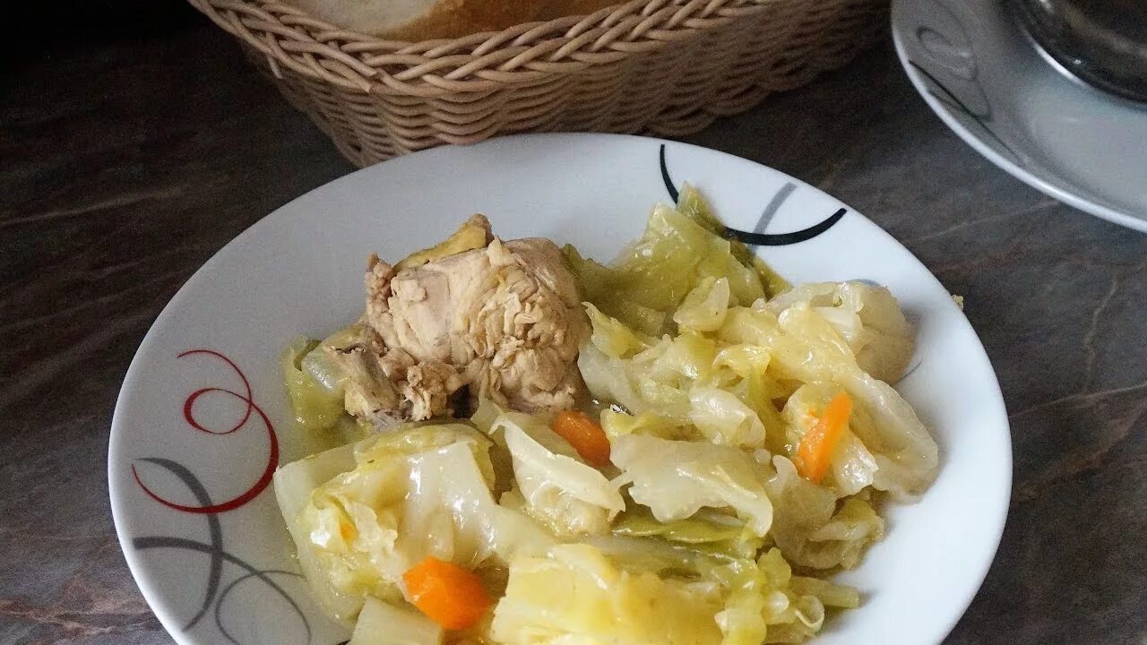 Грудка капуста картошка. Тушеная капуста с курицей. Молодая тушеная капуста. Курица по сербски. Молодая тушеная капуста с курицей.