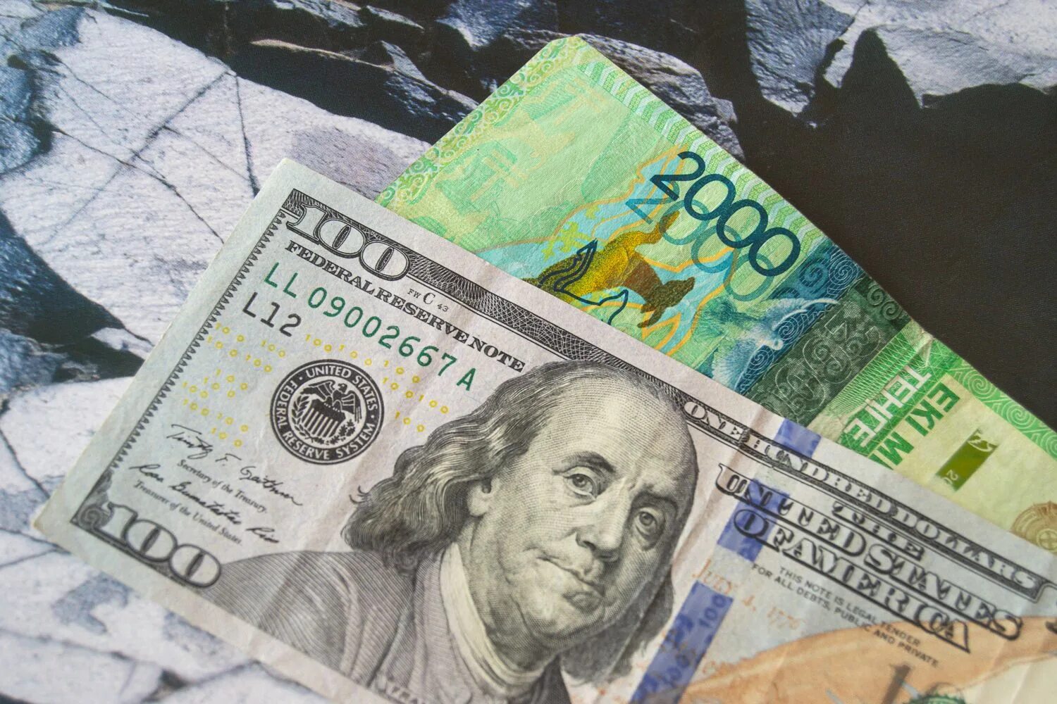 Тенге к доллару. Доллар фото. Доллар в Казахстане. Доллар (валюта). 19 долларов в тенге