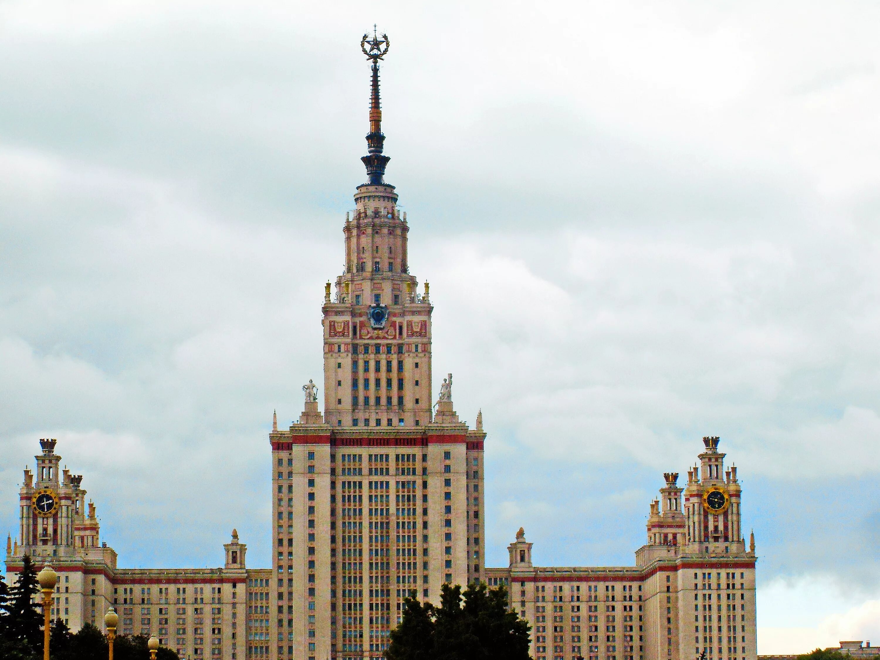 Мгу войти. Москва шпиль МГУ. Башня МГУ В Москве. Университет Ломоносова в Москве. Высотка МГУ шпиль.