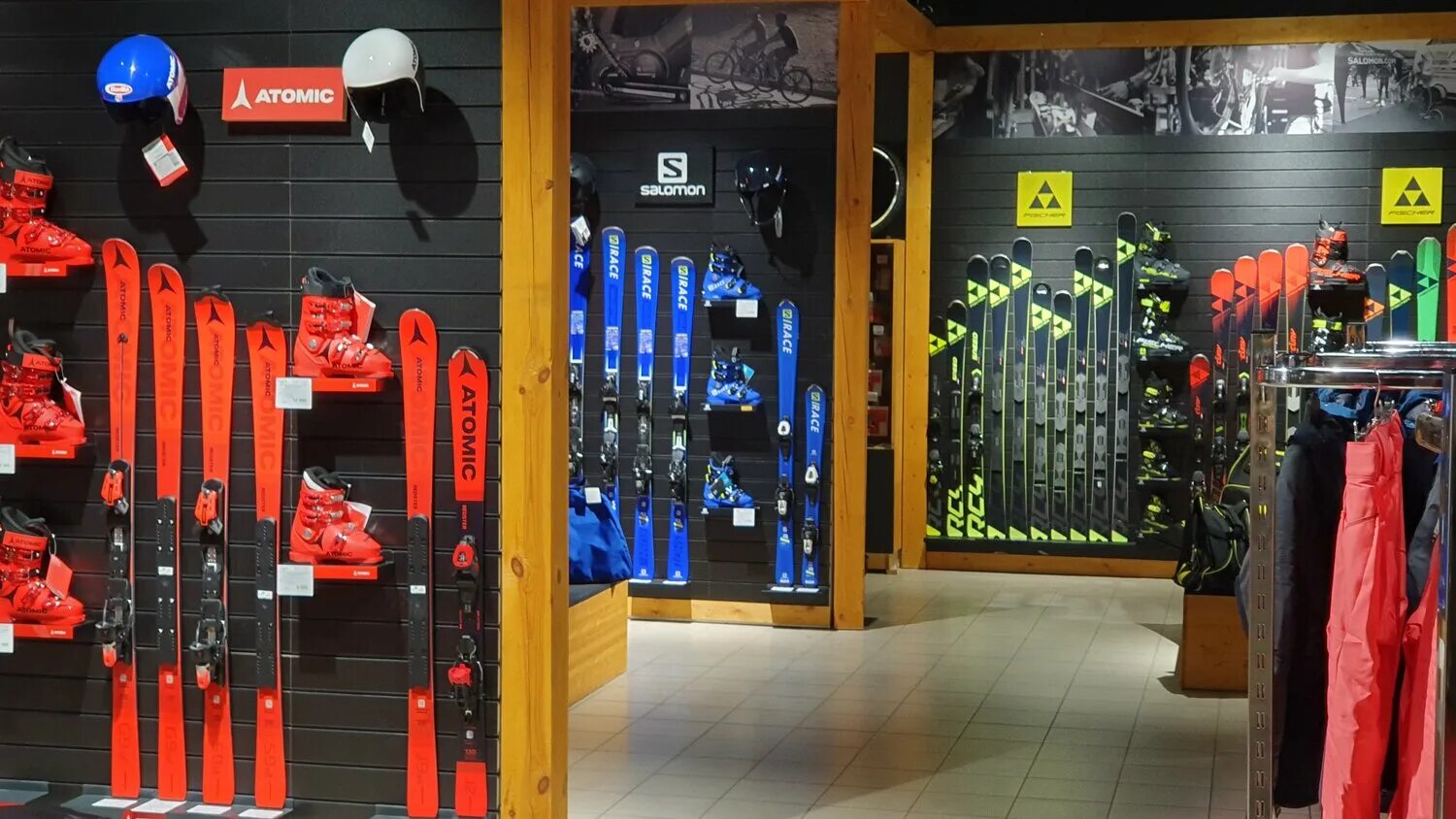 горнолыжный магазин. снаряжение для похода. экипировка для горных лыж. катание на горных лыжах. товары горных.