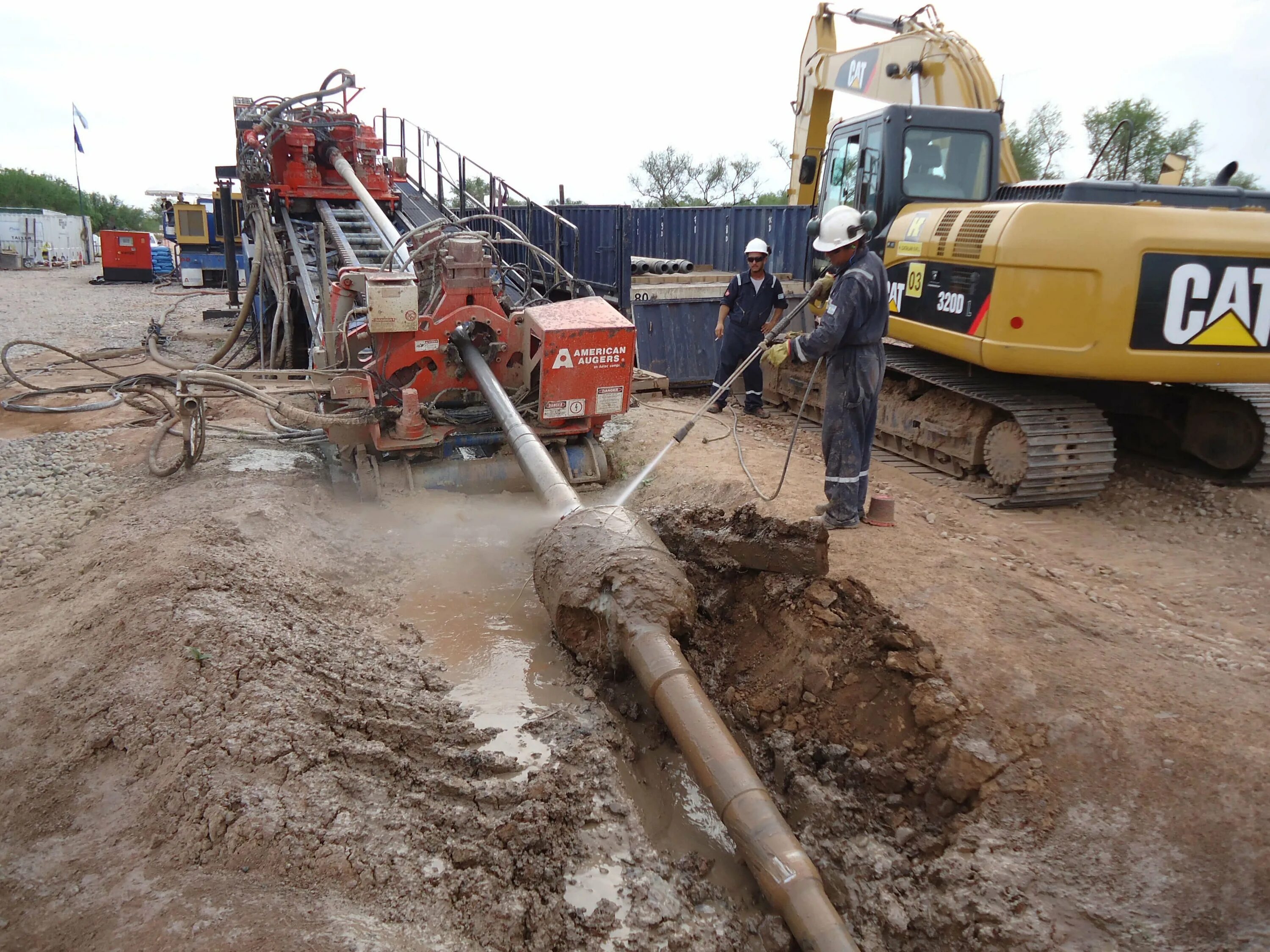 Бестраншейный метод гнб. Прокладка методом гнб. Горизонтальное шнековое бурение технология. Прокладка трубы пнд-110 методом гнб. Прокладка методом гнб.