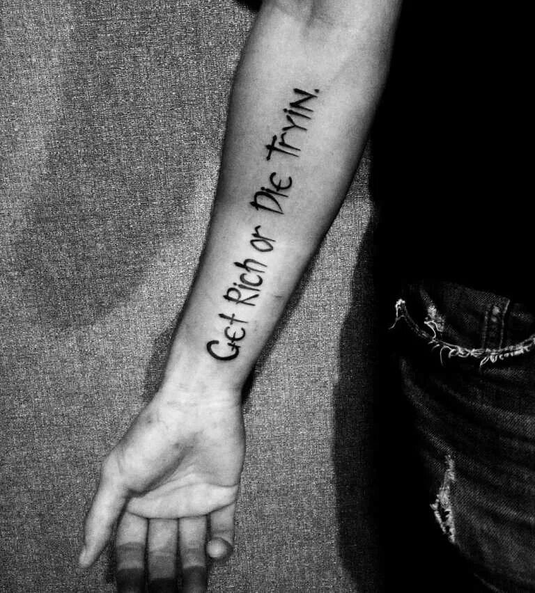 Татуировки надписи для мужчин. Тату на руке мужские надписи. Татуировка надпись на руке. Тату надписи на русском. Тату надпись на руке.