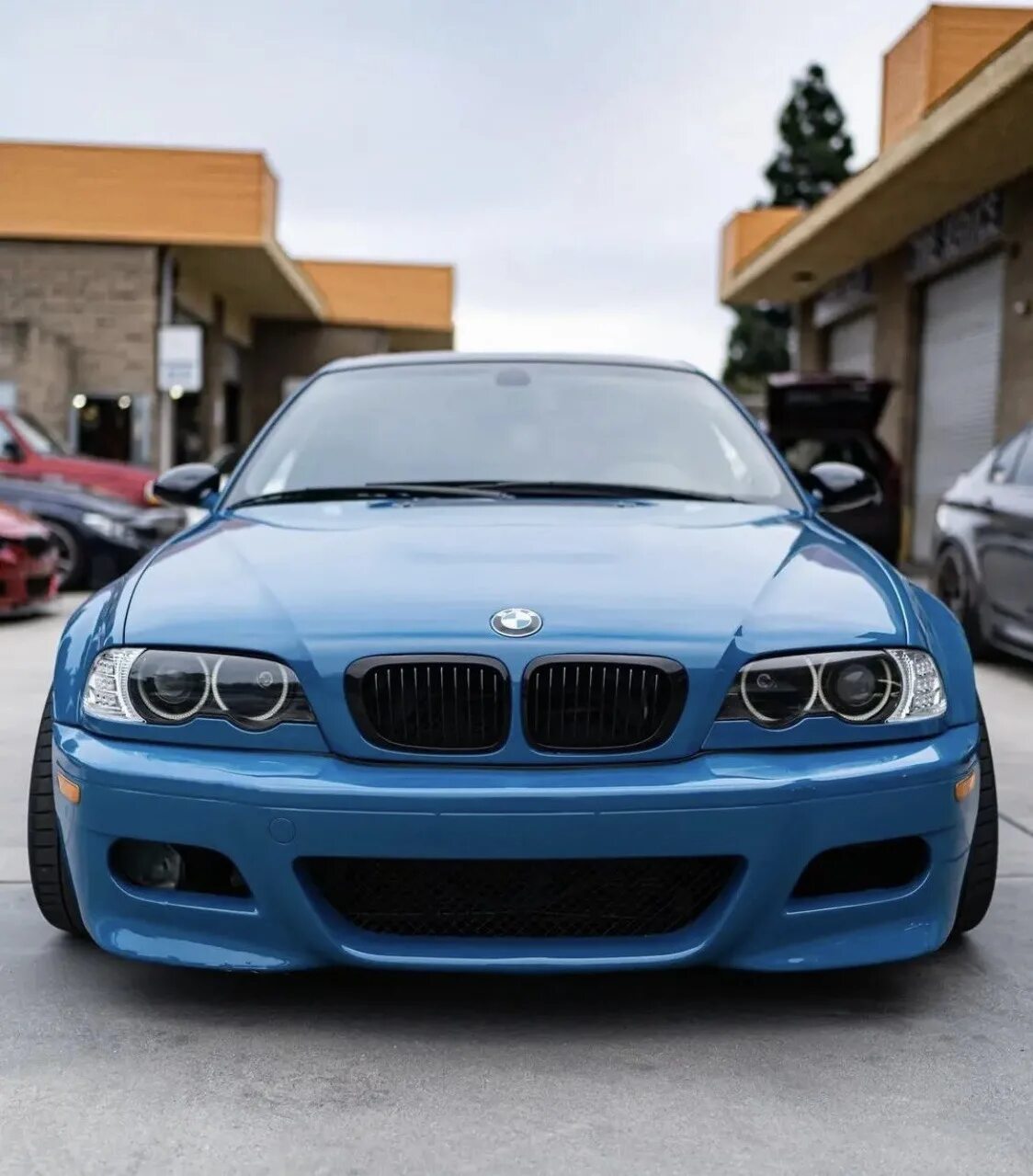 Е46 дорестайлинг. BMW m3 e46 Laguna Seca Blue. Е46 компакт. Е 46 кузов БМВ цвет Лагуна. BMW e46 Compact морда от купе.