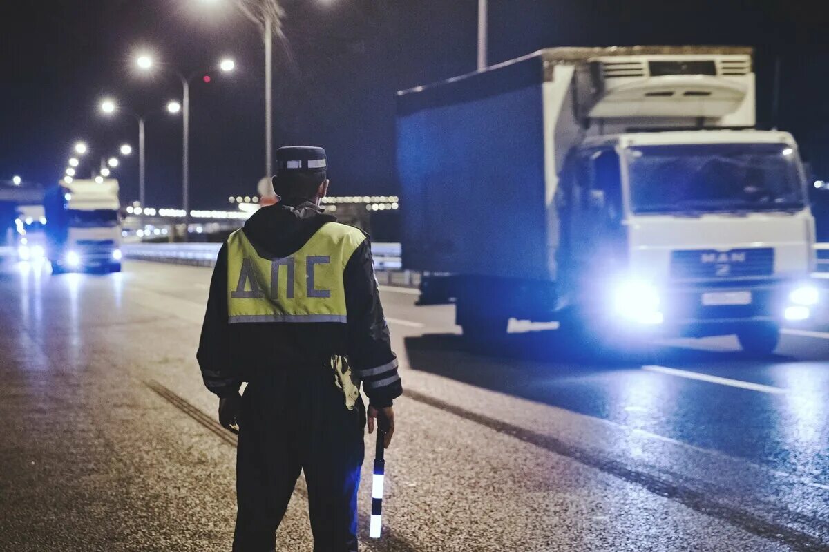 по дневному пропуску можно ездить ночью. вечерний мкад из машины. третье транспортное кольцо для грузовиков. машина ночью на дороге. пропуска на грузовые авто.