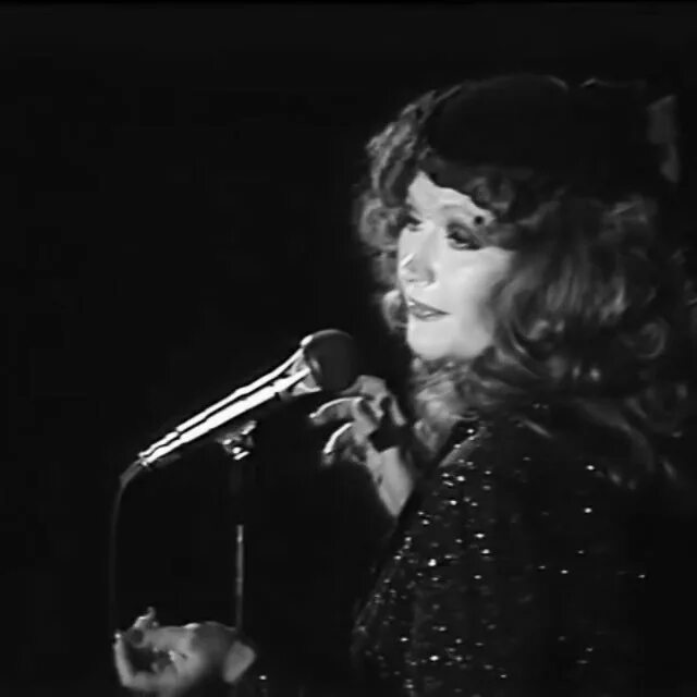 Пугачева песня старинные. Пугачева песня старинные. Пугачева песня старинные. Пугачева песня старинные. Алла пугачева избранное 1998.