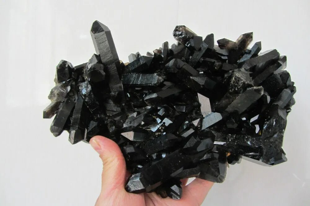 Черный кристалл какой цвет. Морион черный кварц. Черный хрусталь Морион. Морион- это черный кварц Морион. Черный кварц камень.