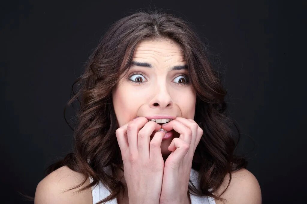 девушка испуг. ужас эмоция. испуганный взгляд глаза. испуганное лицо девушки. девочка испугана.