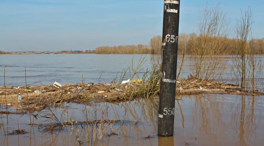 Вода в бии на сегодня. Подъем воды. Подъем воды в реке. Критический уровень воды в Оби в Новосибирске. Отметка подъема воды в Ливнах.