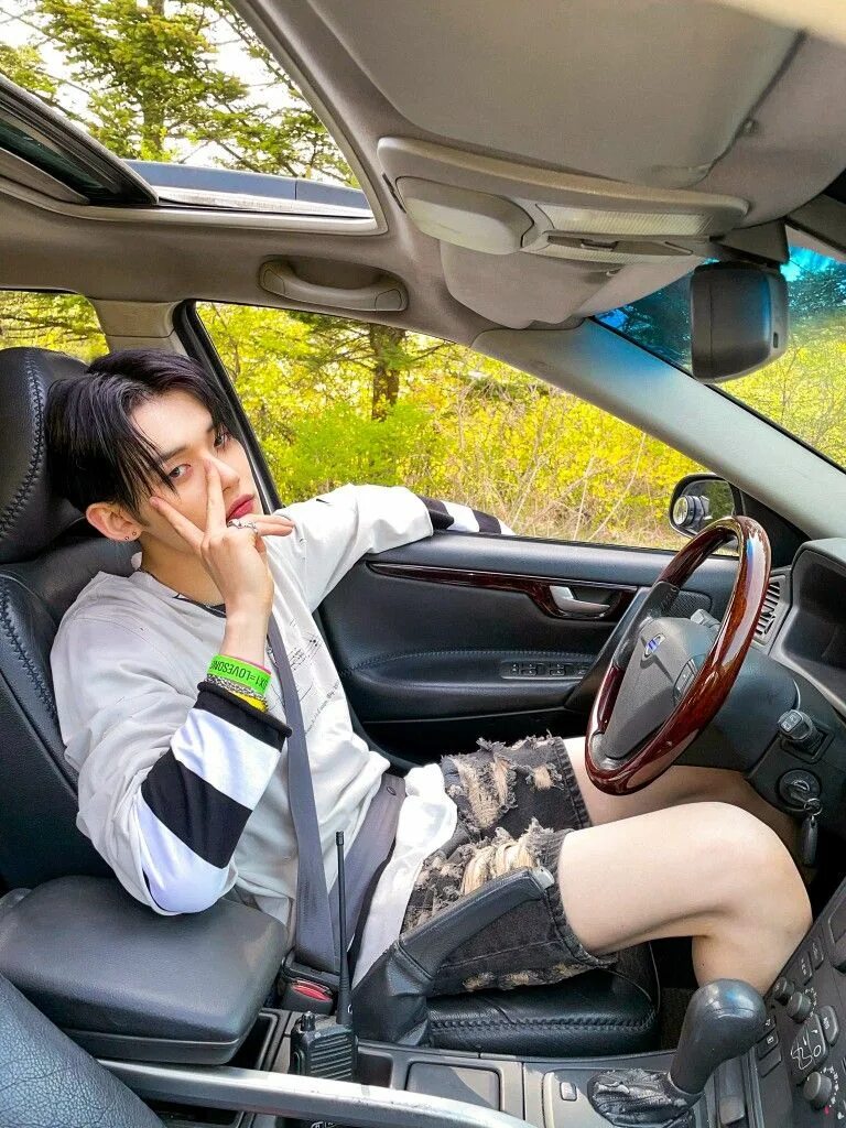 Корейские парни в машине. Ёнджун в машине. Фото Хенджина в машине. Ёнджун за рулём.
