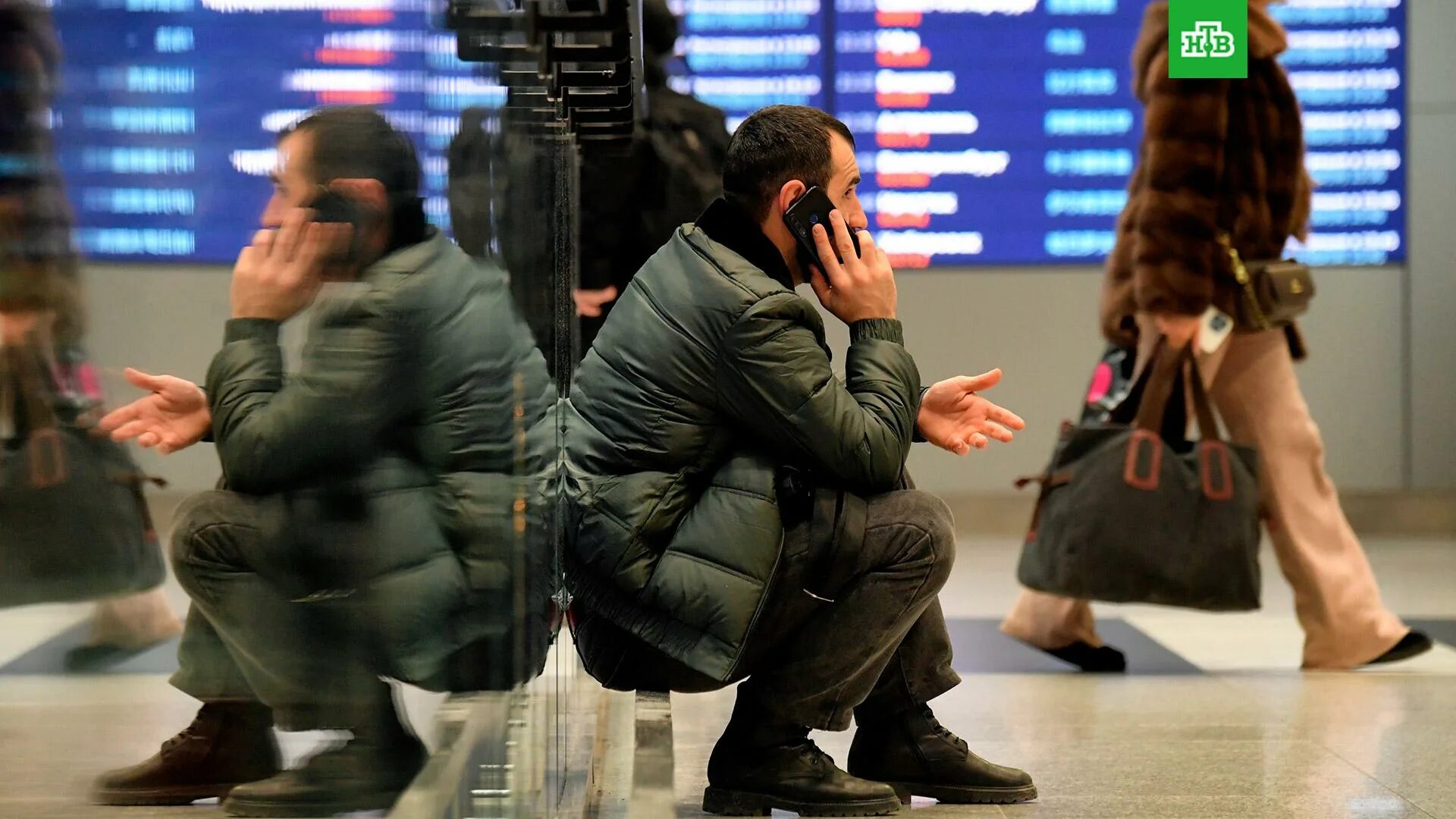 отмена рейсов. аэропорт шереметьево. в москве задержали рейсы. шереметьево задержка рейсов. люди в аэропорту домодедово.