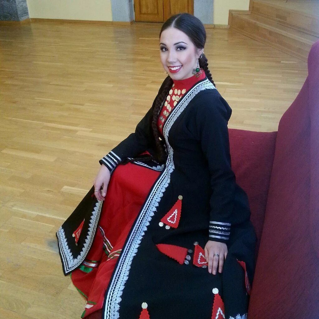 Костюм башкирской красавицы. Башкирская красавица. красавица в башкирском костюме. башкирские прически. красивая девушка в башкирском костюме.
