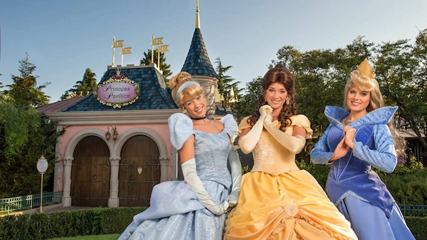 Princess disney все классические принцессы. Бал принцесс. Вокруг много принцесс а вдруг. Вокруг много принцесс а вдруг. Платье настоящей принцессы.
