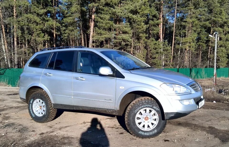 Кайрон размер шин. Большие колеса на SSANGYONG Kyron. Санг енг Кайрон на больших колесах. Ссанг енг Кайрон на внедорожных шинах. SSANGYONG Actyon Sport 35 колеса.