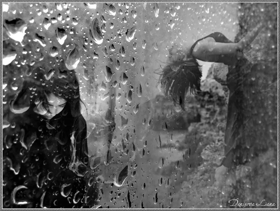 Дождь в душе. Слёзы в Дожде. Слезы дождя по щекам. Девушка плачет под дождем.
