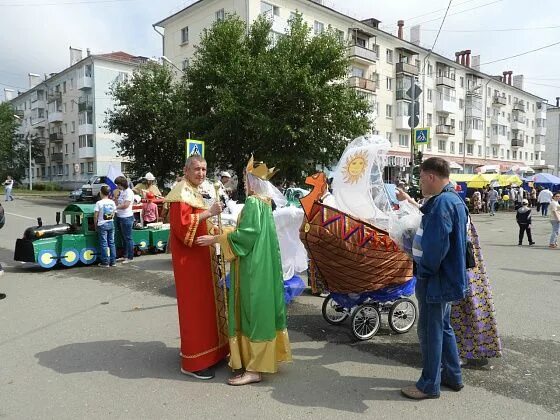 Карпинск новости в контакте. Парад колясок в Карпинске. День города Карпинск. Карпинск люди. Карпинск фото города.