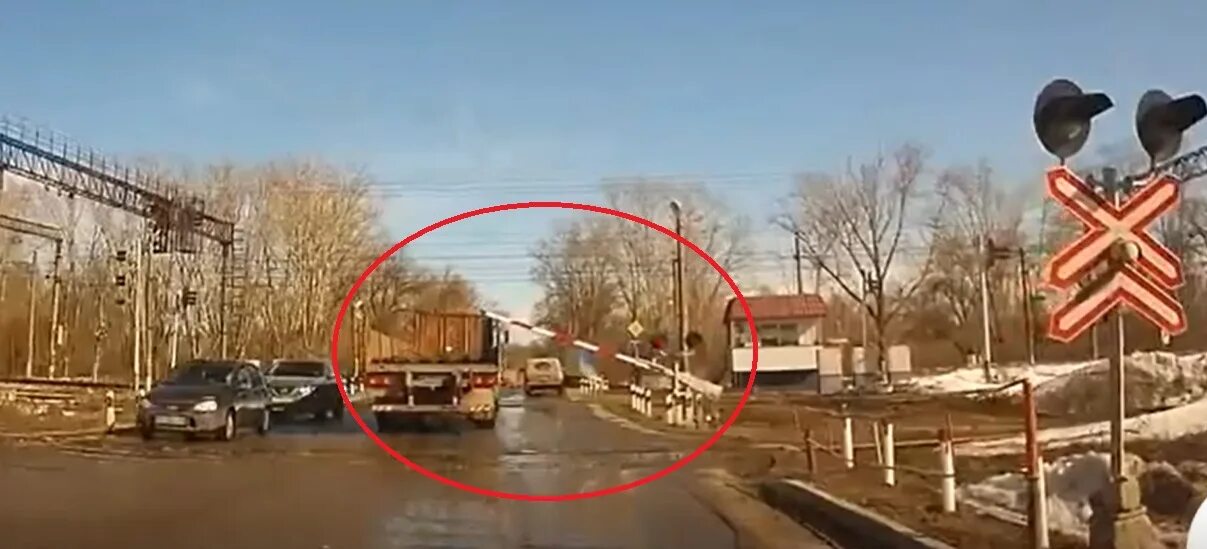 Видео про переезды. Шлагбаум на железной дороге. Видео про переезды. Переезд со шлагбаумом. Видео про переезды.