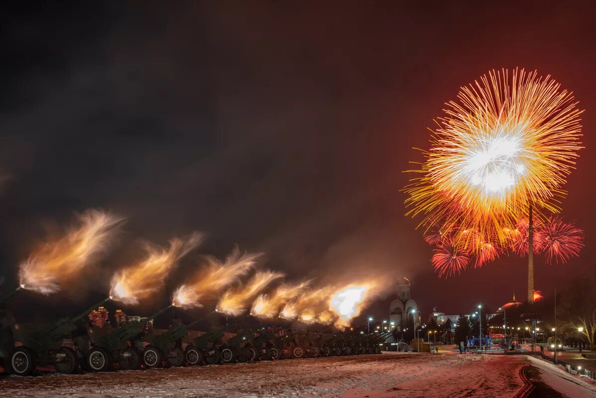 Салют в москве день защитника отечества. 23 Февраля салют Поклонная гора. 449 Отдельный Гвардейский салютный дивизион. Салютный дивизион в Москве. Артиллерийский салют.