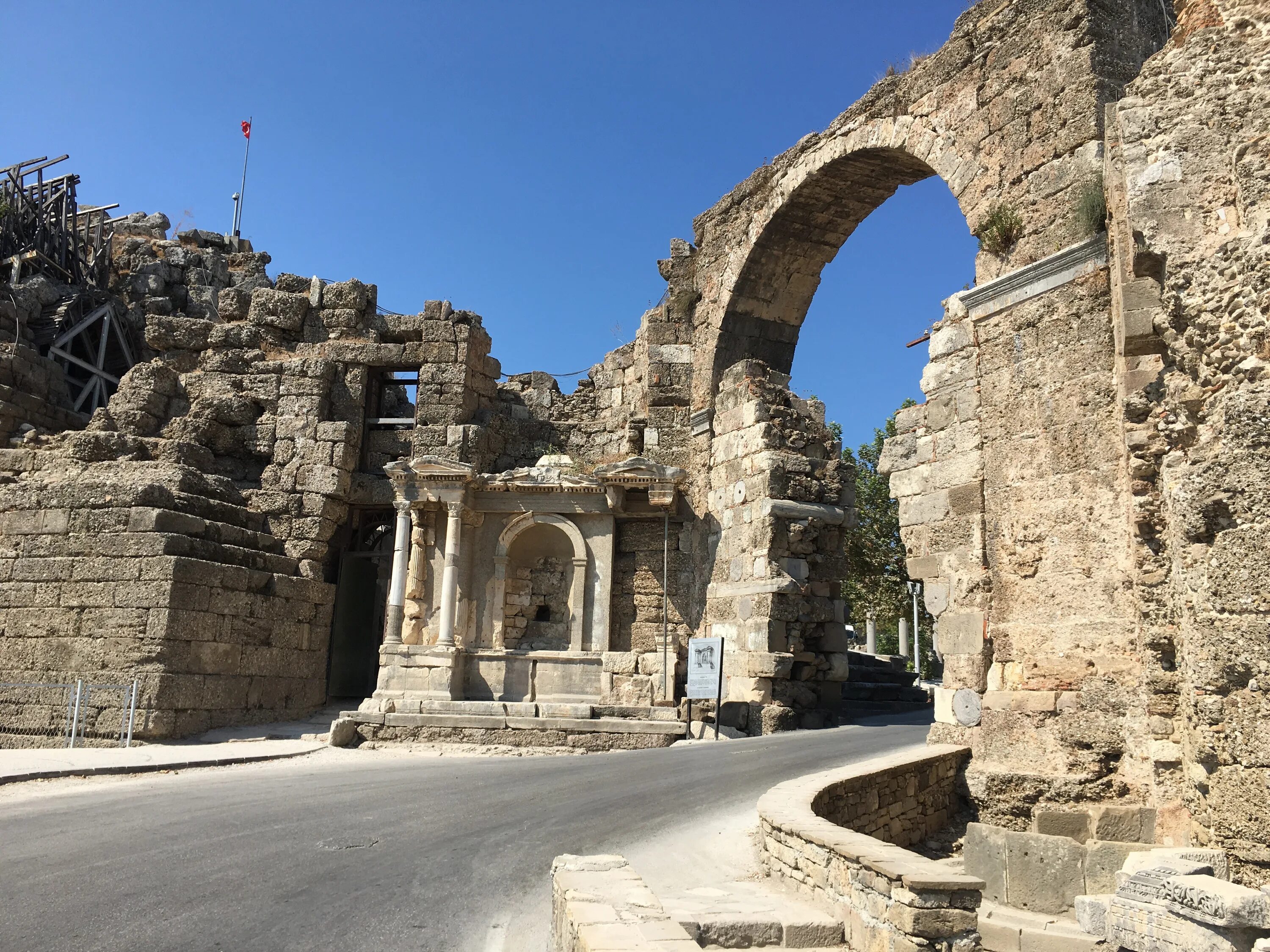 Храм аполлона в турции анталия. Side tours. Храм аполлона анталия. Улочки сиде старый город. Эфес турция фото.