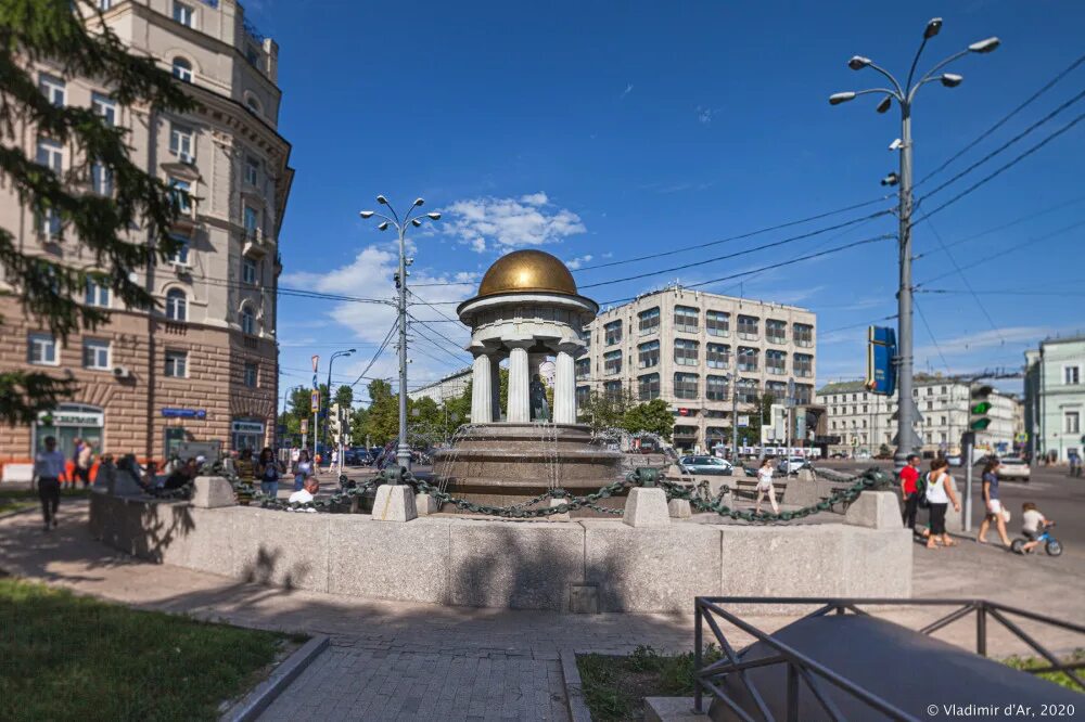 Ответы : Что находится на площади Никитских ворот) неподолёку от храма П