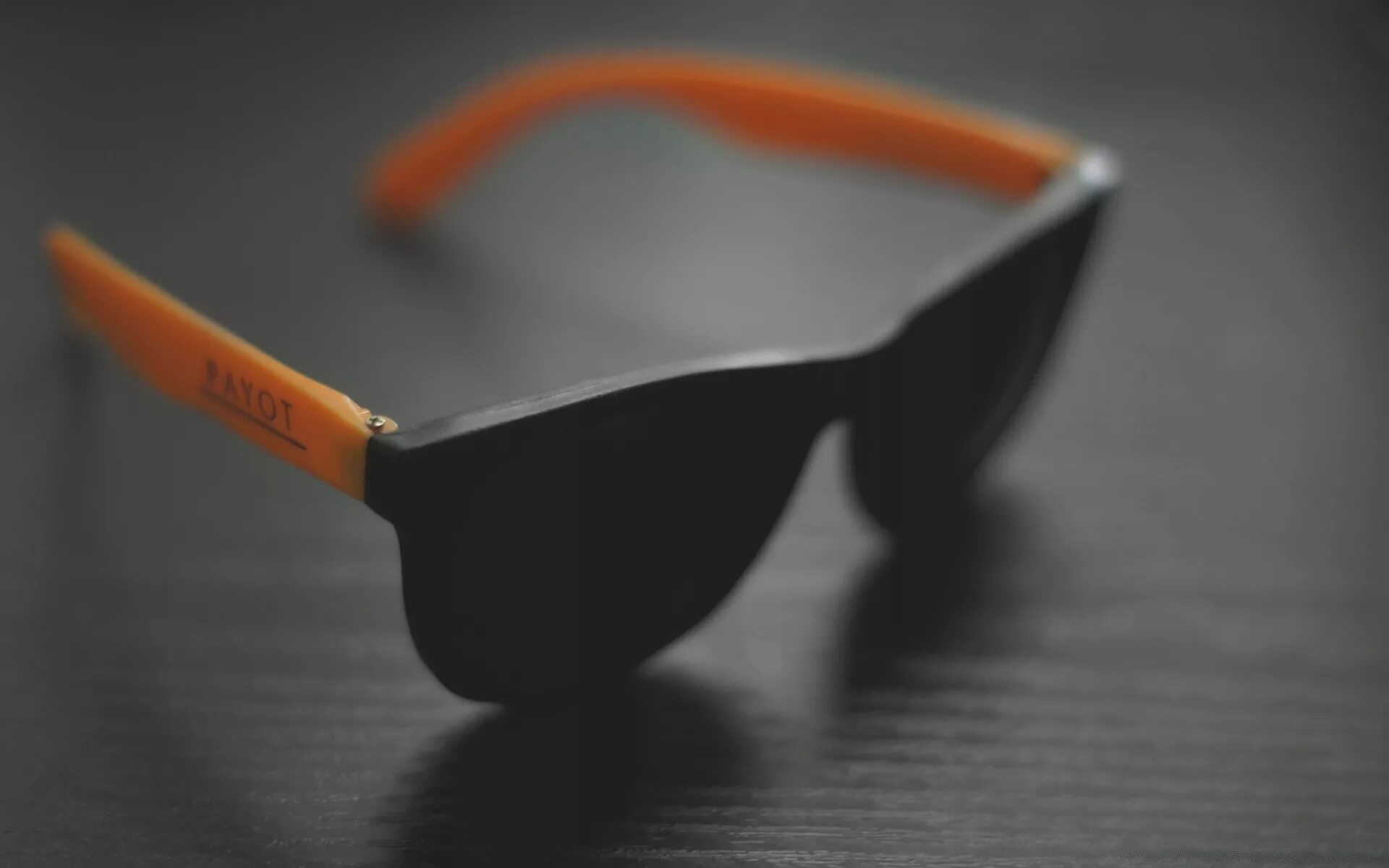 Солнечные очки с оранжевыми дужками. Очки черно оранжевые. Очки солнцезащитные с оранжевыми дужками. Очки солнцезащитные мужские оранжевые. Очки доминирования