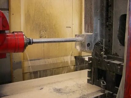 На станке сверлят отверстие диаметром
