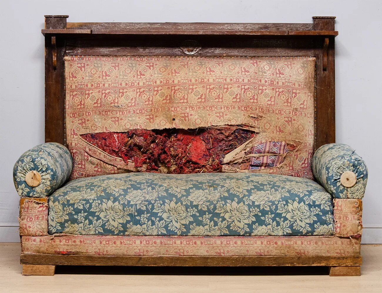 Старина диван. Диван сталинский Ампир. Софа сталинский Ампир. Старинный диван. Старый диван.