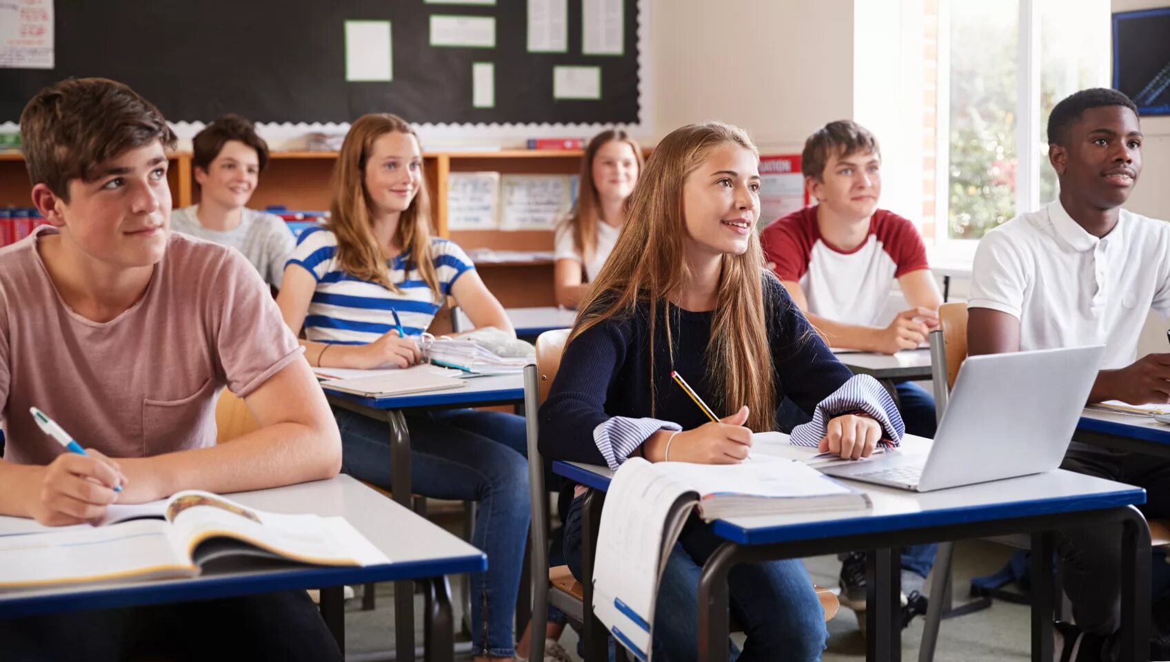 The are good pupils. Студенты в аудитории. Американские студенты. Студенты на уроке. Студенты колледжа.