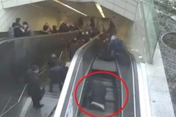 Пассажир метро вставший на эскалатор. Трагедия в метро на эскалаторе. эскалатор остановился. эскалатор метро час пик.