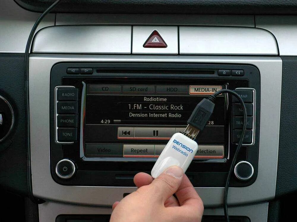 Блютуз через аукс. USB флешка для магнитолы. Магнитола для автомобиля. Автомагнитола в машине Bluetooth. Радио интернет подключение