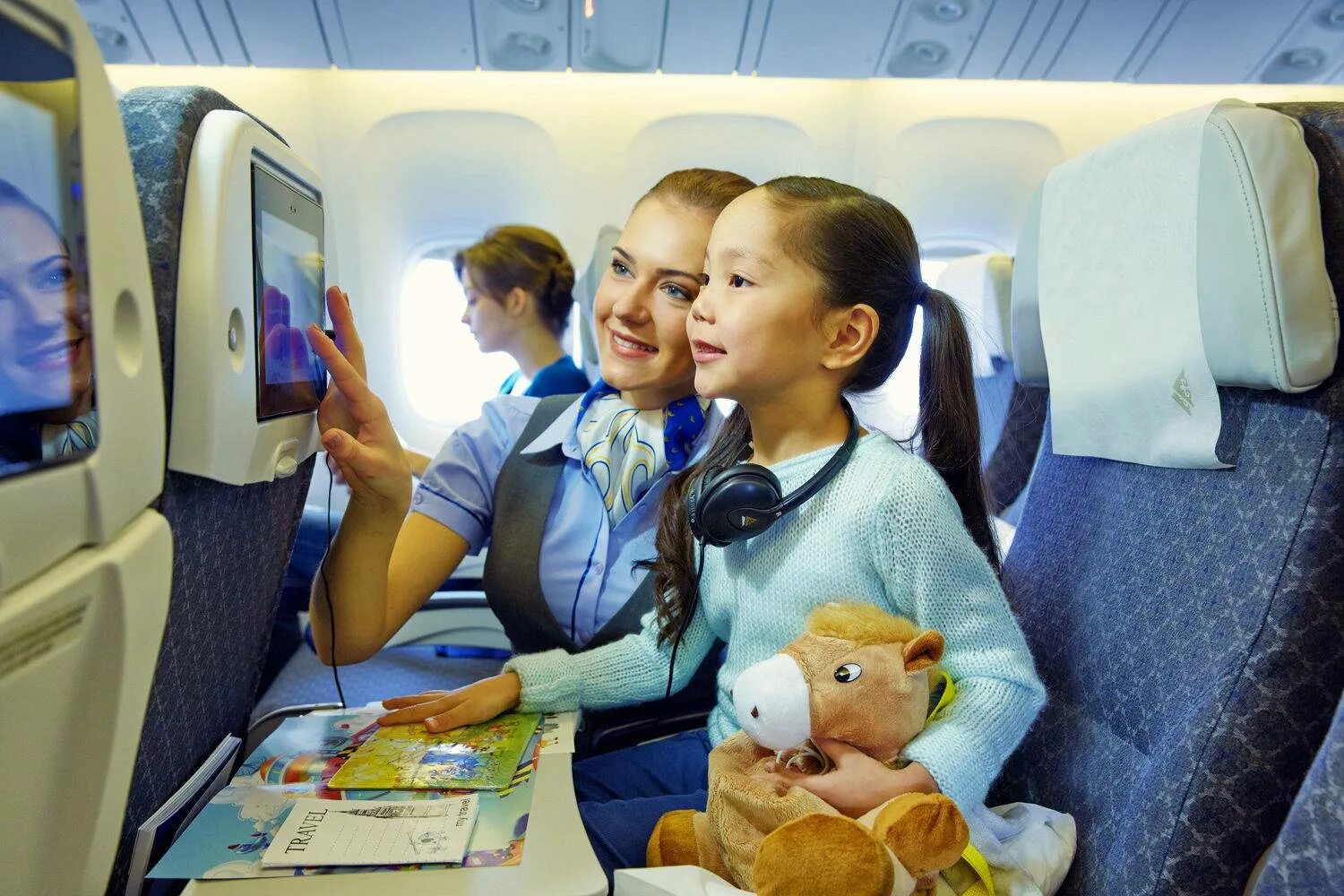 Развлечения на борту. Самолет для детей. Развлечения в самолете. Пассажиры с детьми в аэропорту. Ребенок пассажир.