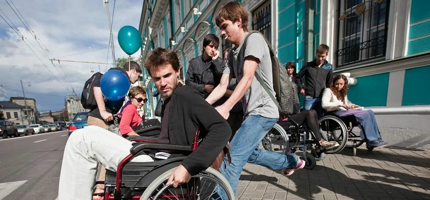 Каким то странным инвалидом. Инвалид. Толпа инвалидов. Инвалиды в России. Люди инвалиды.
