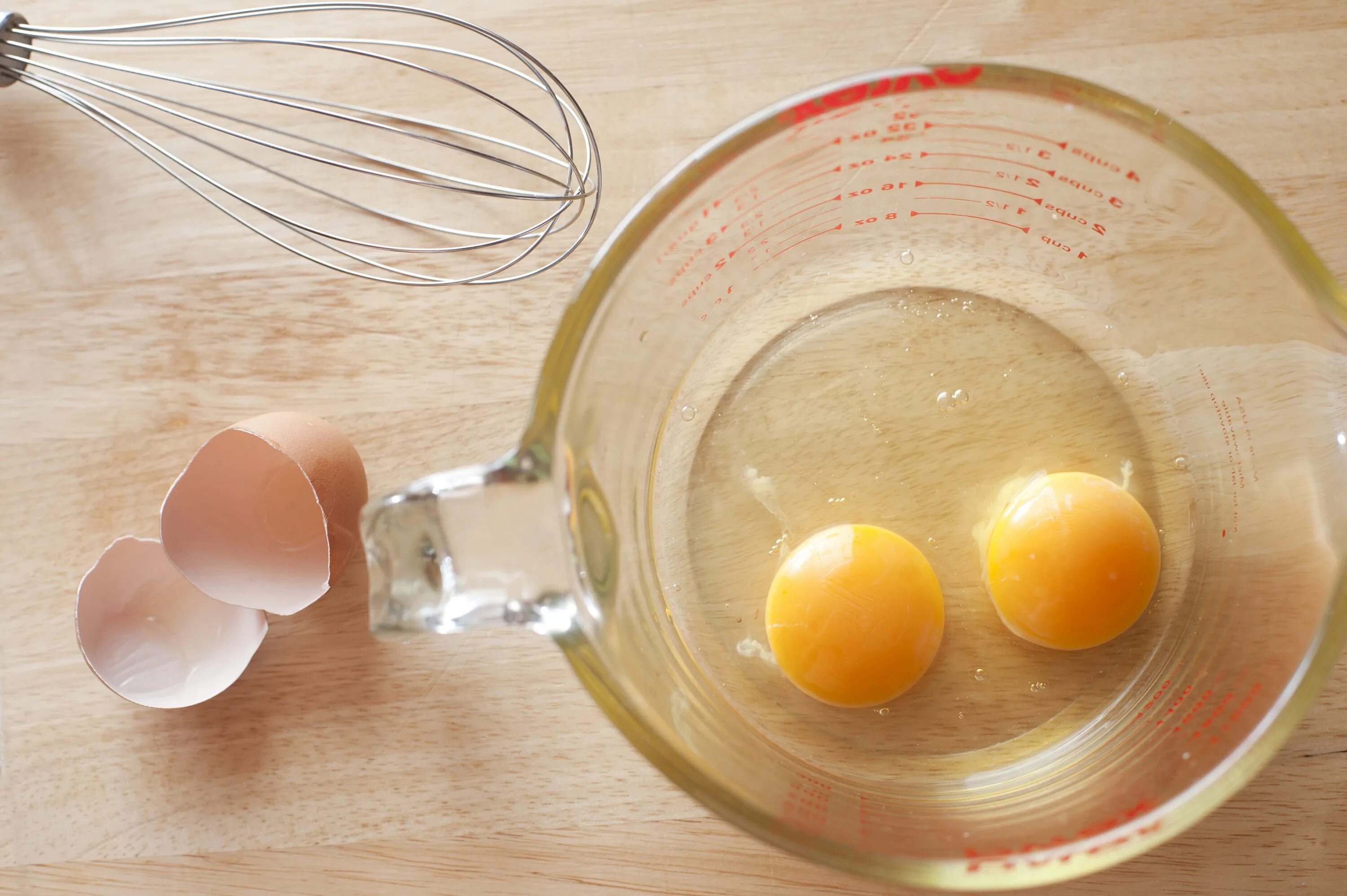 Two eggs. Белок и желток. Сырое яйцо. Яичный желток. Белок и желток в яйце.